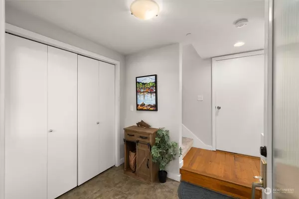 5925 California AVE SW #A, Seattle, WA 98136