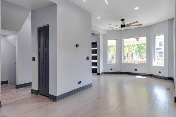 8238 S East End Avenue, Chicago, IL 60617