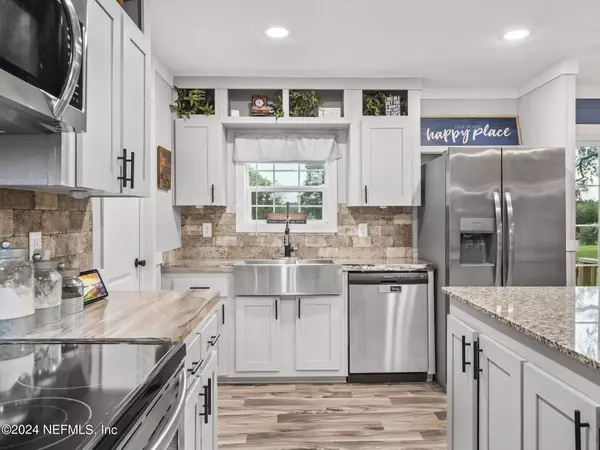 204 1ST ST, Melrose, FL 32666