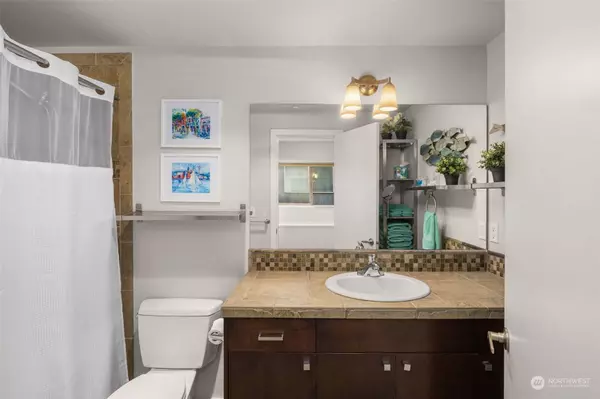 5925 California AVE SW #A, Seattle, WA 98136