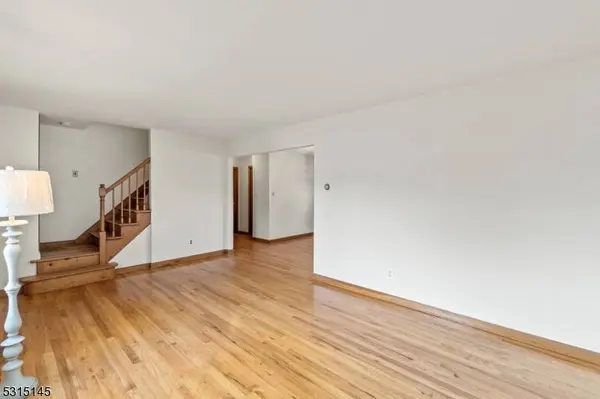 11 Paranya Ct, Clifton City, NJ 07013