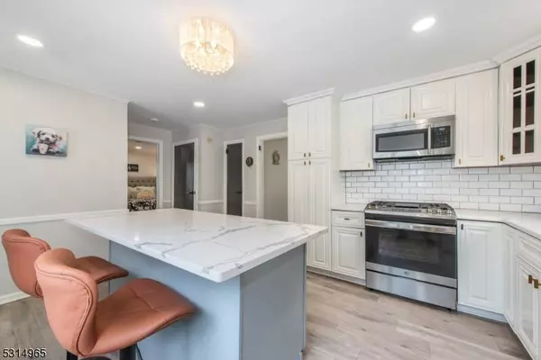 2 Fernwood Ct, Clifton City, NJ 07011