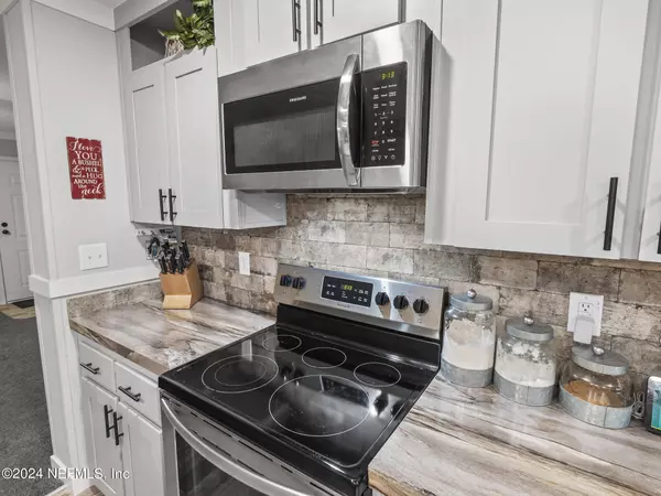 204 1ST ST, Melrose, FL 32666