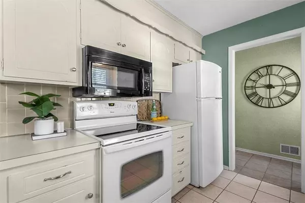 1011 W Forest DR, Olathe, KS 66061