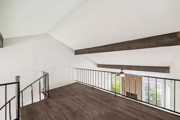 8628 Maplecrest DR, Houston, TX 77099