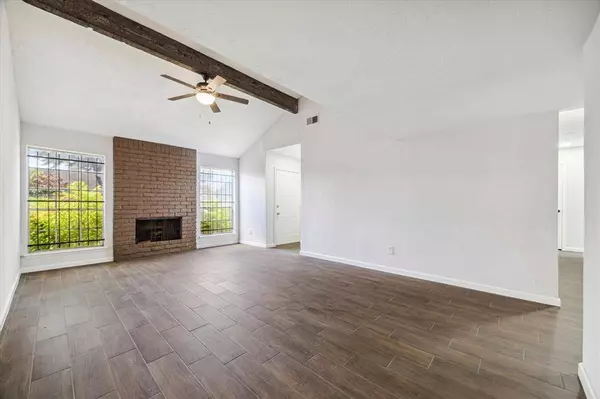 8628 Maplecrest DR, Houston, TX 77099