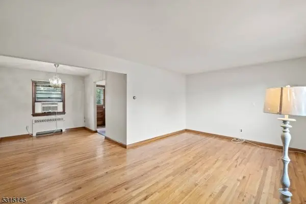 11 Paranya Ct, Clifton City, NJ 07013