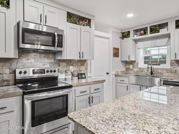 204 1ST ST, Melrose, FL 32666