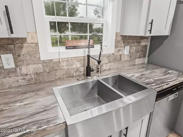 204 1ST ST, Melrose, FL 32666