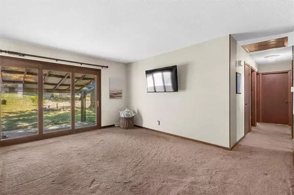 1011 W Forest DR, Olathe, KS 66061