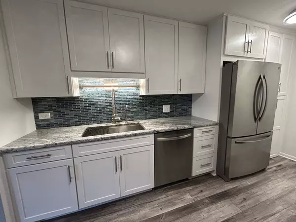 472 Lambert DR #B2, Schaumburg, IL 60193