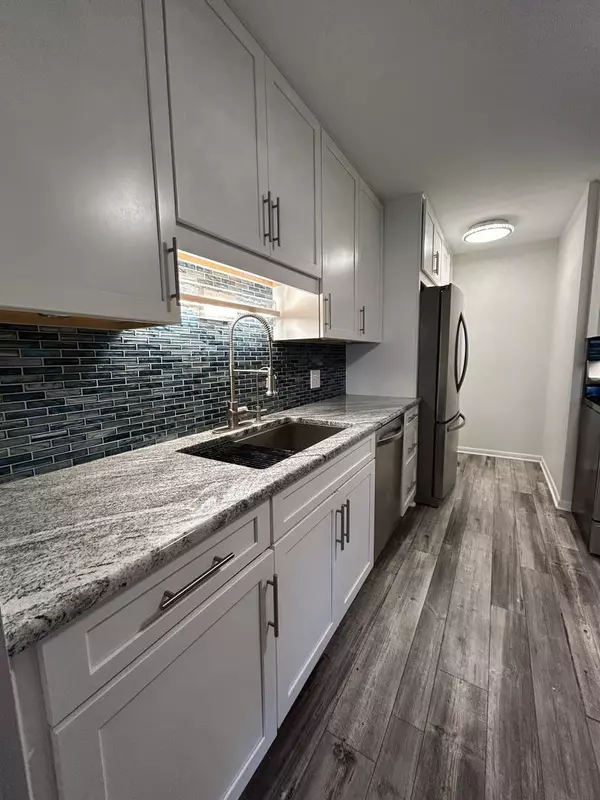 472 Lambert DR #B2, Schaumburg, IL 60193