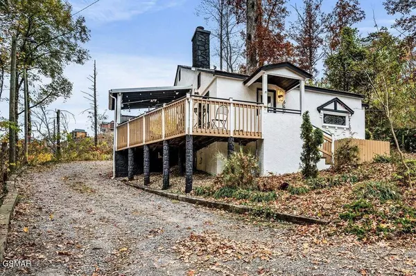 640 Red Bud LN, Gatlinburg, TN 37738