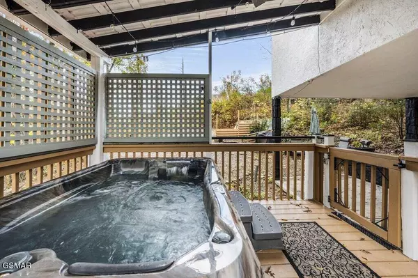 640 Red Bud LN, Gatlinburg, TN 37738