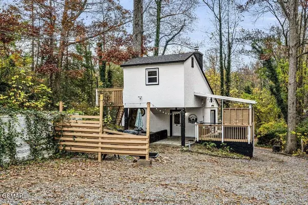 640 Red Bud LN, Gatlinburg, TN 37738