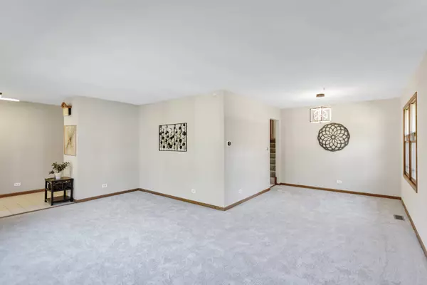 2160 Mulberry DR, West Chicago, IL 60185