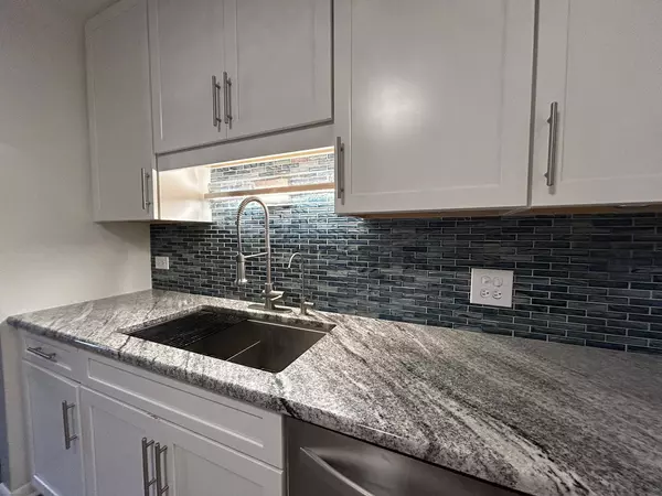 472 Lambert DR #B2, Schaumburg, IL 60193