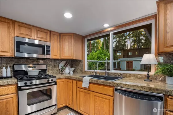 14015 NE 72nd PL, Redmond, WA 98052