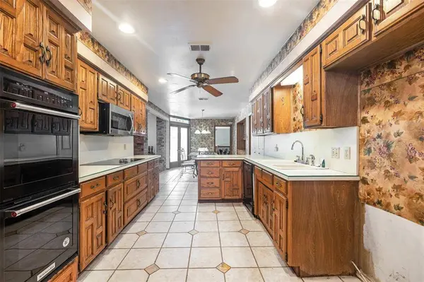 1716 Hampton Court, Bedford, TX 76021