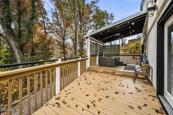 640 Red Bud LN, Gatlinburg, TN 37738