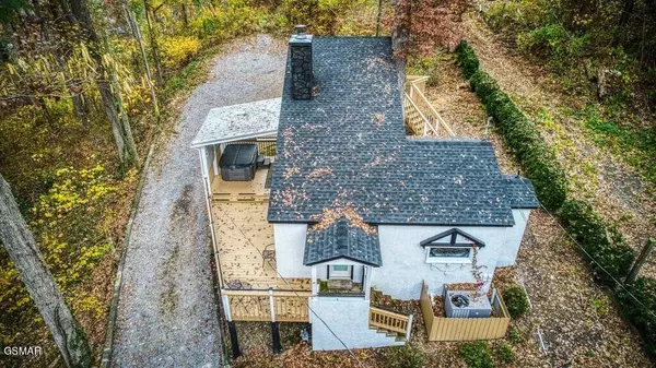 640 Red Bud LN, Gatlinburg, TN 37738