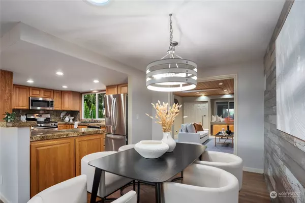 14015 NE 72nd PL, Redmond, WA 98052