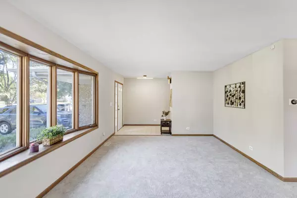 2160 Mulberry DR, West Chicago, IL 60185