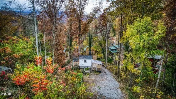 640 Red Bud LN, Gatlinburg, TN 37738