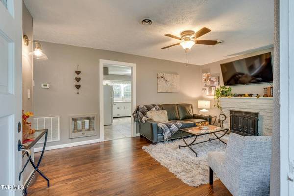 1180 Valley DR, Bristol, VA 24201