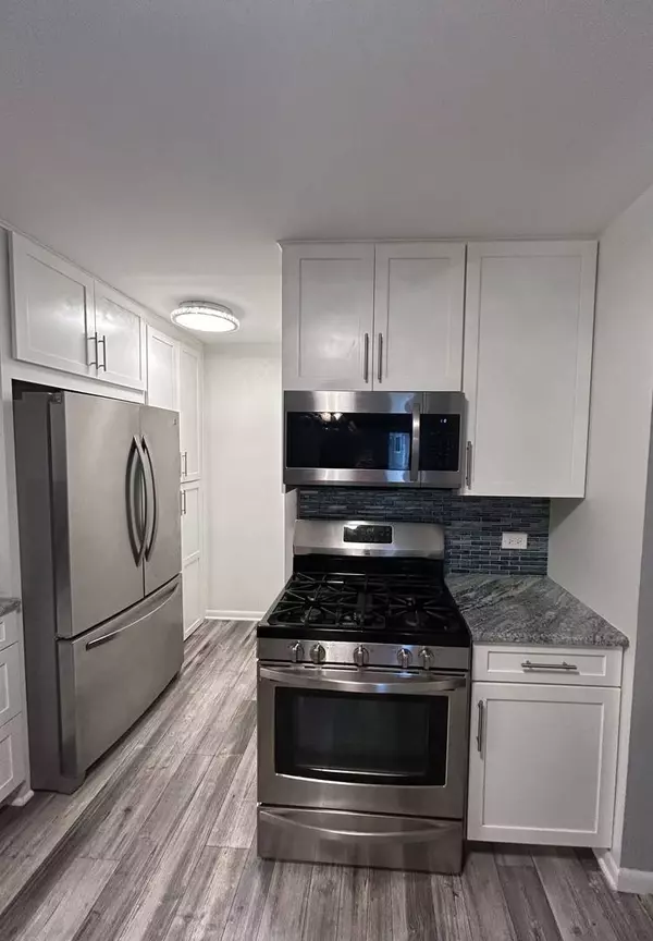 472 Lambert DR #B2, Schaumburg, IL 60193