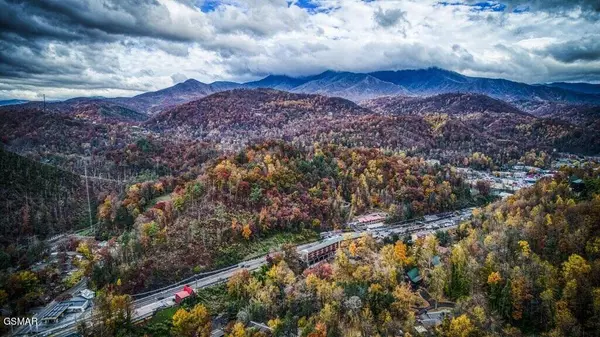 640 Red Bud LN, Gatlinburg, TN 37738