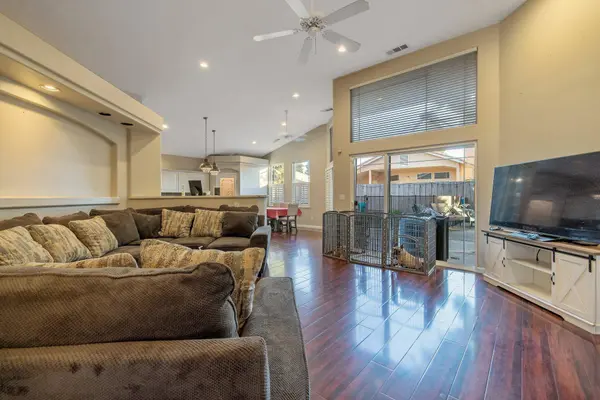 1425 E Sunnyside Avenue, Visalia, CA 93292