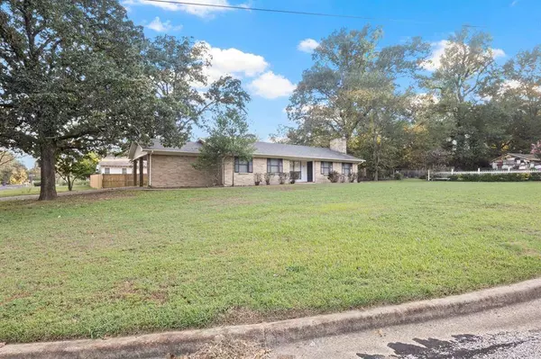 1424 Larkin Avenue, Mount Pleasant, TX 75455