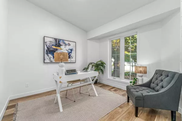 119 Gladstone GDNS SW, Calgary, AB T3E 7E4