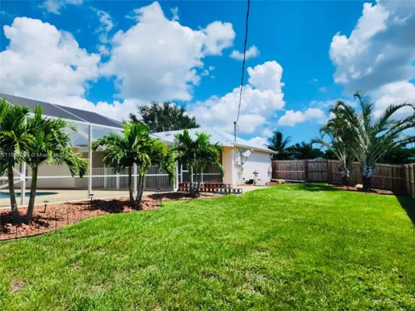 1598 SW Curry St, Port St. Lucie, FL 34983