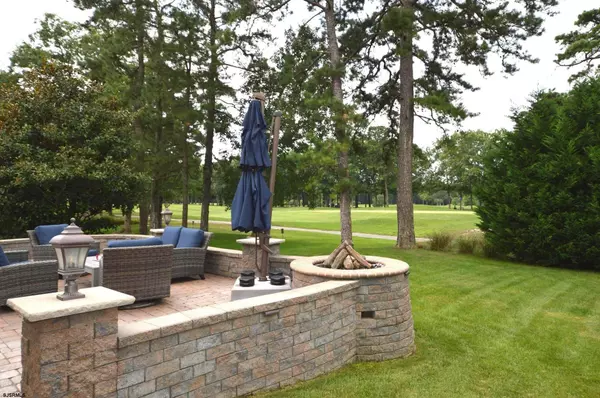 498 Country Club Dr, Egg Harbor City, NJ 08215-5132