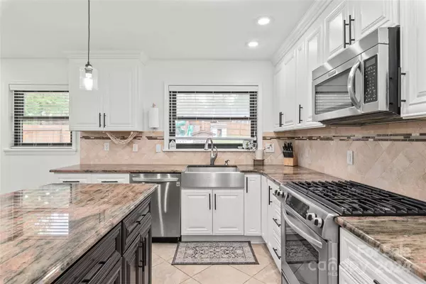 1106 Robinhood LN, Kannapolis, NC 28081