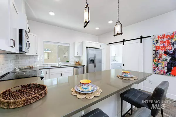 4224 N Freeride Lane, Garden City, ID 83714