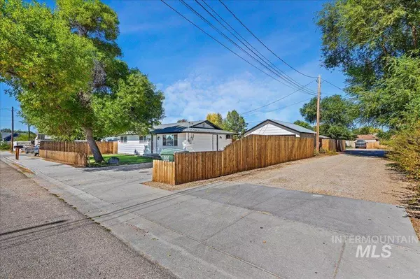 174 E 4th St, Kuna, ID 83634-2102