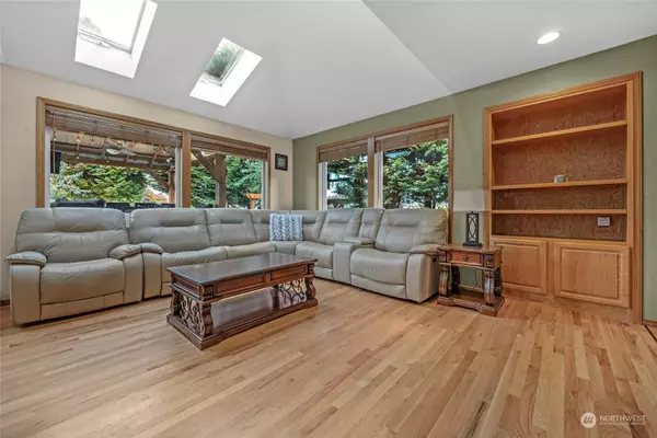 16608 56th PL W, Lynnwood, WA 98037