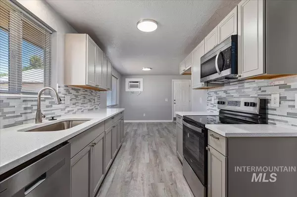 174 E 4th St, Kuna, ID 83634-2102