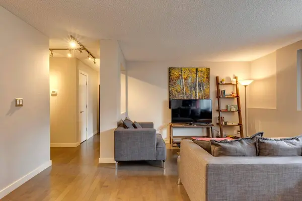 120 24 AVE SW #102, Calgary, AB T2S 0J9