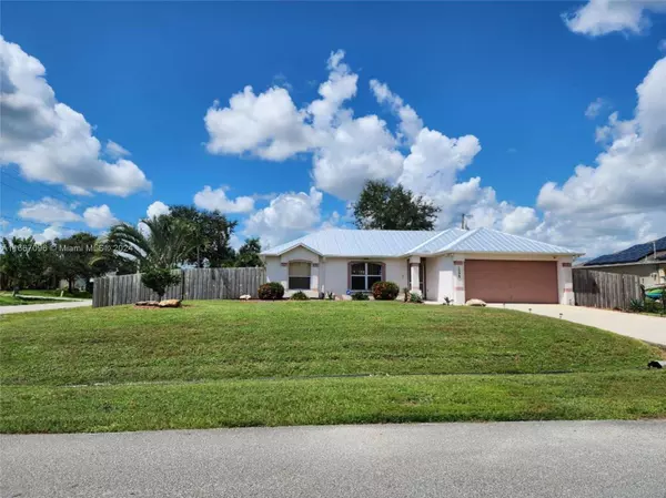 1598 SW Curry St, Port St. Lucie, FL 34983