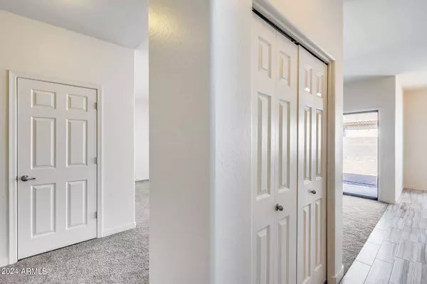 2174 E GREENLEE Avenue, Apache Junction, AZ 85119