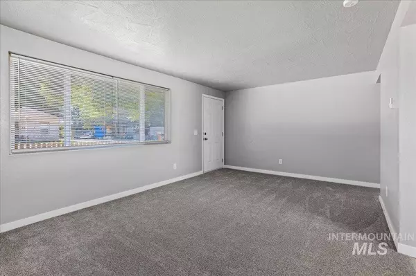 174 E 4th St, Kuna, ID 83634-2102