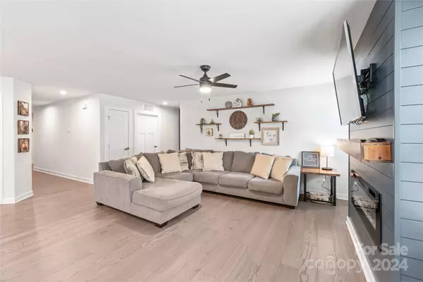 6417 Brawley Ann DR, Charlotte, NC 28215