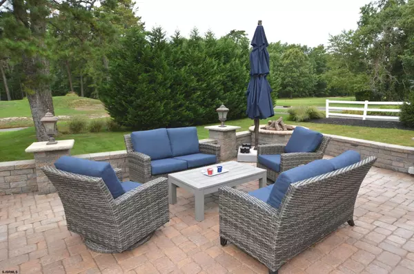 498 Country Club Dr, Egg Harbor City, NJ 08215-5132