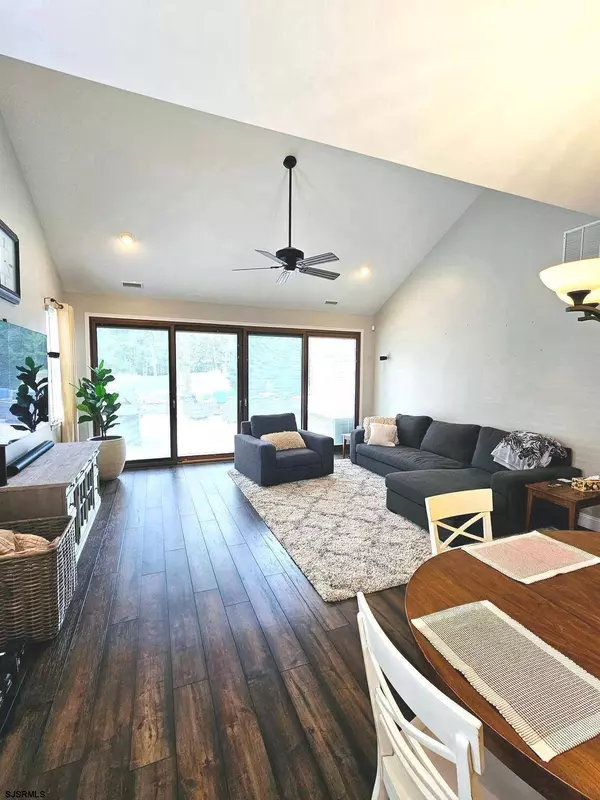 498 Country Club Dr, Egg Harbor City, NJ 08215-5132