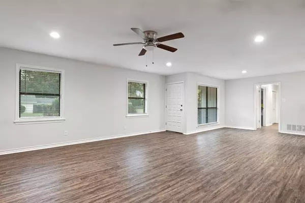 1424 Larkin Avenue, Mount Pleasant, TX 75455