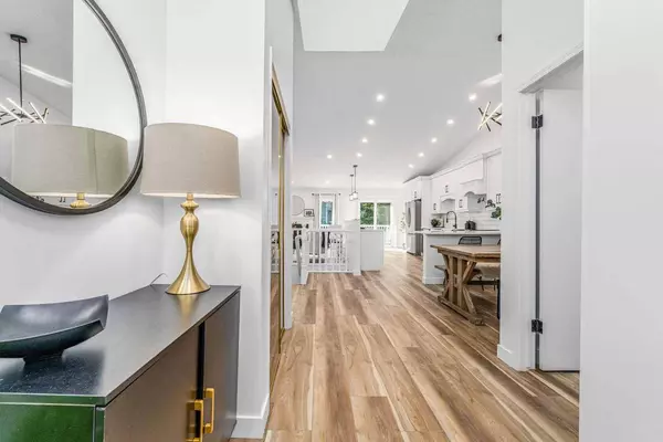 119 Gladstone GDNS SW, Calgary, AB T3E 7E4